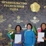 Церемония награждения государственными наградами в честь Дня Республики Тыва