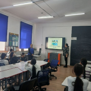 Адалар хүнү – делегейниң дыка хөй чурттарында өг-бүлеге ада кижиниң ажы-төлүнүң кижизидилгезинге киирген үлүг-хуузун демдеглеп, эрттирип турар байырлал.