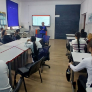 Адалар хүнү – делегейниң дыка хөй чурттарында өг-бүлеге ада кижиниң ажы-төлүнүң кижизидилгезинге киирген үлүг-хуузун демдеглеп, эрттирип турар байырлал.