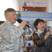 Шүлүкчү Монгуш Сергей Байыр-ооловичиниң «Чуртум биле чонум алгап» деп номунуң таныштырылгазын эрттирген Шүлүкчү Монгуш Сергей Байыр-ооловичиниң «Чуртум биле чонум алгап» деп номунуң таныштырылгазын эрттирген