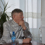 Шүлүкчү Монгуш Сергей Байыр-ооловичиниң «Чуртум биле чонум алгап» деп номунуң таныштырылгазын эрттирген Шүлүкчү Монгуш Сергей Байыр-ооловичиниң «Чуртум биле чонум алгап» деп номунуң таныштырылгазын эрттирген