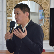 Шүлүкчү Монгуш Сергей Байыр-ооловичиниң «Чуртум биле чонум алгап» деп номунуң таныштырылгазын эрттирген Шүлүкчү Монгуш Сергей Байыр-ооловичиниң «Чуртум биле чонум алгап» деп номунуң таныштырылгазын эрттирген