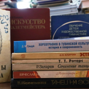 Джульетта Сундуй подарила книги Национальной библиотеке Тувы Джульетта Сундуй подарила книги Национальной библиотеке Тувы