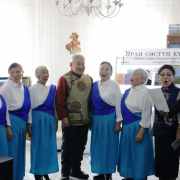 Меңги Ооржактың «Радион Маадыр-оолович Донгак: уран сөстүң күжү-биле» (төрүттүнгенинден бээр 50 харлаанынга) деп документалдыг монтаж хевиринге үндүрген номунуң таныштырылгазы болуп эрткен