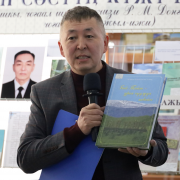 Меңги Ооржактың «Радион Маадыр-оолович Донгак: уран сөстүң күжү-биле» (төрүттүнгенинден бээр 50 харлаанынга) деп документалдыг монтаж хевиринге үндүрген номунуң таныштырылгазы болуп эрткен