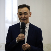 Меңги Ооржактың «Радион Маадыр-оолович Донгак: уран сөстүң күжү-биле» (төрүттүнгенинден бээр 50 харлаанынга) деп документалдыг монтаж хевиринге үндүрген номунуң таныштырылгазы болуп эрткен