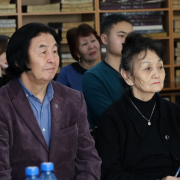 «Чылыг сөстүң одаа» деп бөлгүмнүң ээлчеглиг чыыжынга, билдингир чогаалчы Эдуард Люндупович Донгактың 85 харлаанынга уткуштур, ооң доостунмаан «Кежик-кыс» деп романынга ажык чугааны эрттирген «Чылыг сөстүң одаа» деп бөлгүмнүң ээлчеглиг чыыжынга, билдингир чогаалчы Эдуард Люндупович Донгактың 85 харлаанынга уткуштур, ооң доостунмаан «Кежик-кыс» деп романынга ажык чугааны эрттирген