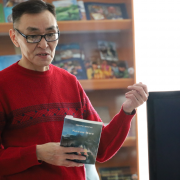 «Чылыг сөстүң одаа» деп бөлгүмнүң ээлчеглиг чыыжынга, билдингир чогаалчы Эдуард Люндупович Донгактың 85 харлаанынга уткуштур, ооң доостунмаан «Кежик-кыс» деп романынга ажык чугааны эрттирген «Чылыг сөстүң одаа» деп бөлгүмнүң ээлчеглиг чыыжынга, билдингир чогаалчы Эдуард Люндупович Донгактың 85 харлаанынга уткуштур, ооң доостунмаан «Кежик-кыс» деп романынга ажык чугааны эрттирген