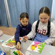 В Национальной библиотеке прошел веселый и яркий День новогодней бутафории