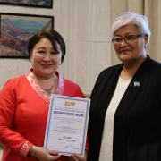 Депутат Верховного Хурала Тувы от ЛДПР Юлия Арланмай поздравила коллектив Национальной библиотеки с Днём работника культуры