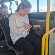 «Читающий автобус» продолжает свой путь! Сейчас он в центре города.