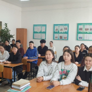 Лектор Российского общества «Знание» рассказала студентам об истории Национального театра Тувы и о традиционной тувинской обуви