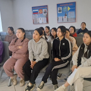 Заведующая женской консультацией Перинатального центра Тувы Аржаана Кудер встретилась со старшеклассницами Республиканской школы-интерната для детей с нарушениями слуха