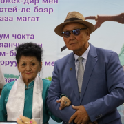 «Ак-кѳк Сүт-Хѳл уруу-ла мен»